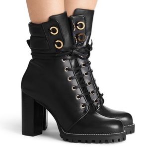 kingsley boot stuart weitzman